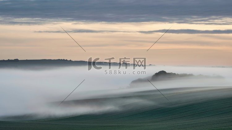 春天的日出时，雾海在英国南部唐