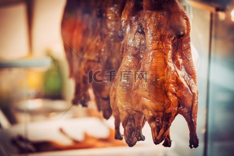 厨房里烤的北京烤鸭。北京烤鸭在