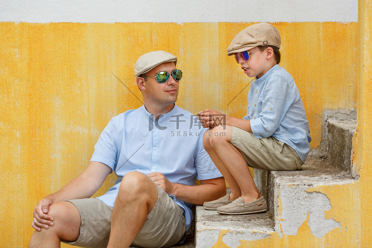 快乐的父亲和儿子谈话和市户外休