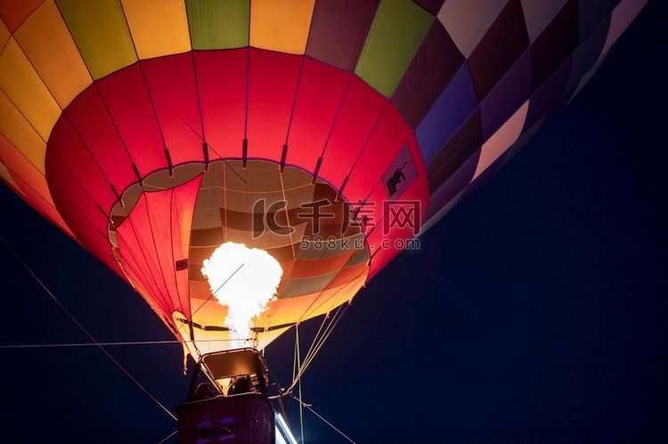 夜间飞行的热气球