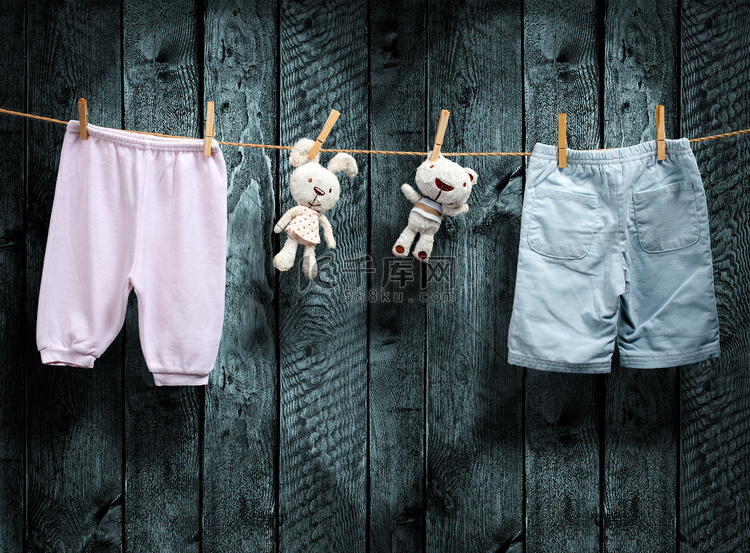 婴儿的衣服和一只泰迪熊在晾衣绳