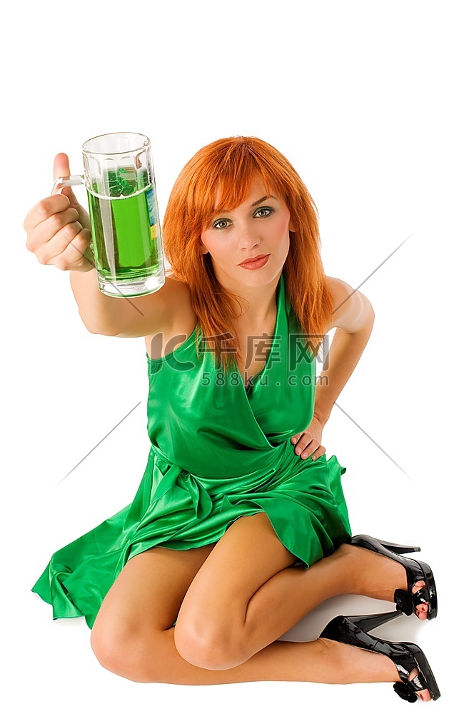 性感的爱尔兰小姑娘穿着绿色连衣