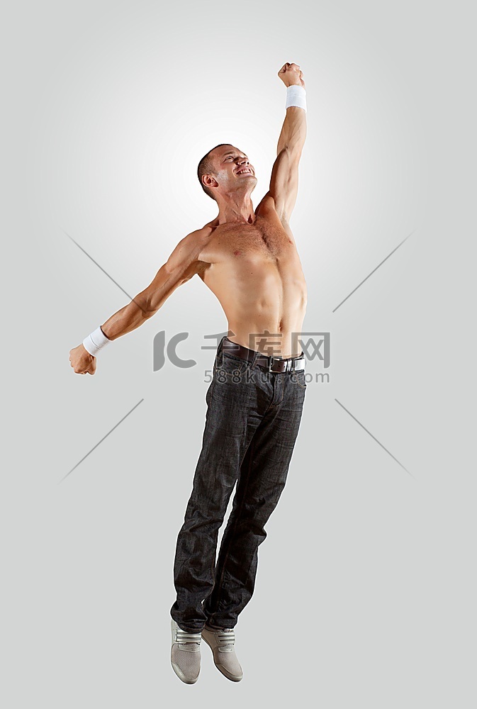现代风格的男舞者跳跃和摆姿势。