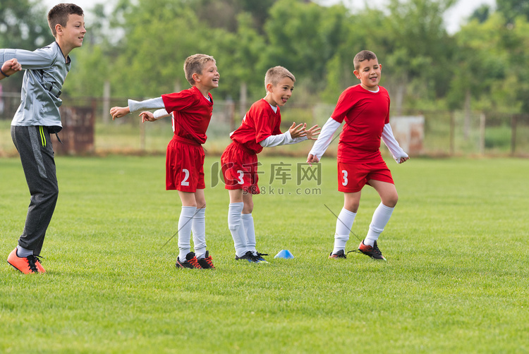 孩子足球-足球场儿童球员比赛 