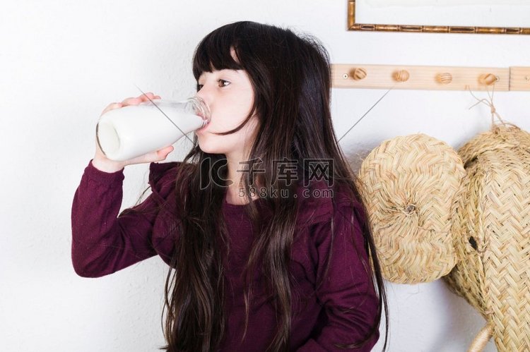 女孩喝牛奶从瓶子