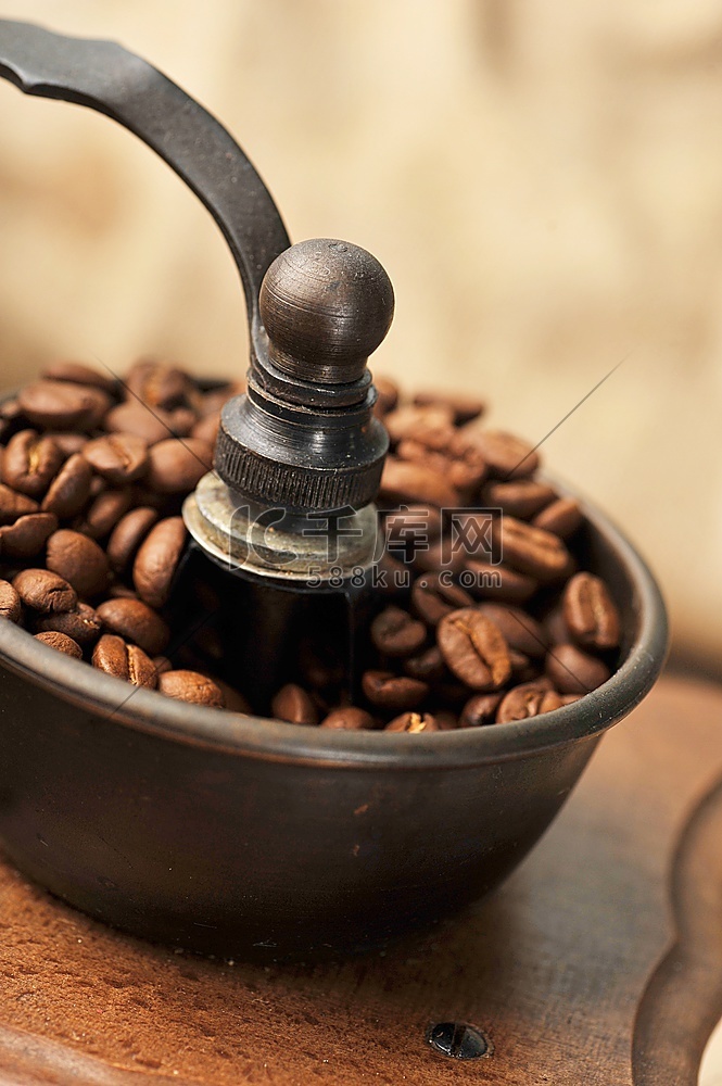 带隔离咖啡豆的老式手工咖啡研磨