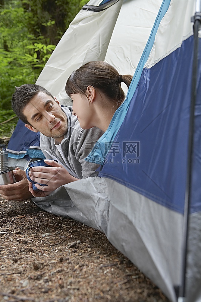 喝几杯，躺在帐篷入口处