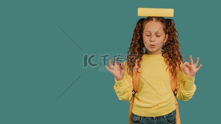 学校女孩与黄色衬衫举行书头复制