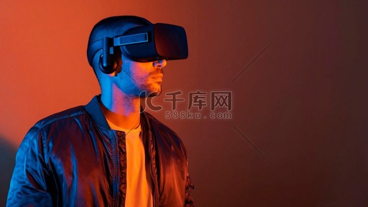 男子戴橙色灯光VR眼镜
