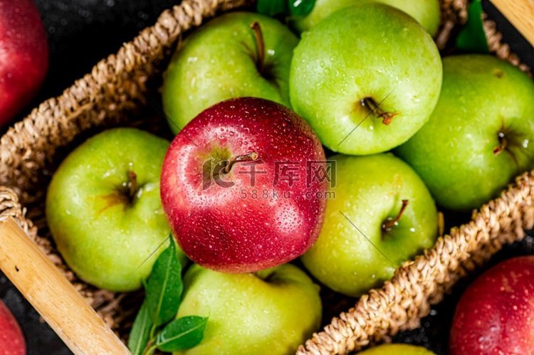 桌子上有各种各样的红苹果和绿苹
