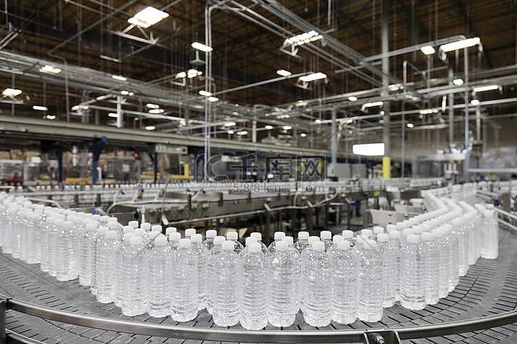 装瓶厂传送带上的瓶装水