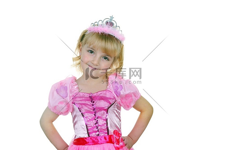 戴着头饰的小女孩穿着粉色的公主