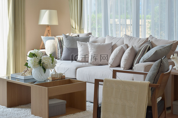 现代客厅设计沙发和木灯
