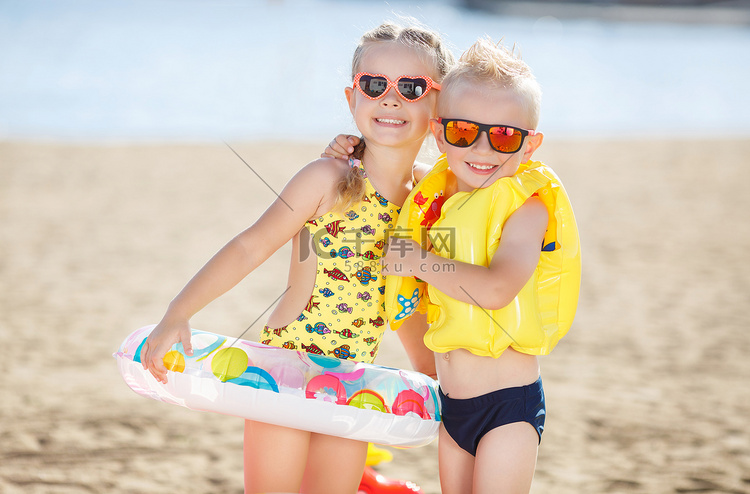 在沙滩上玩耍的孩子.