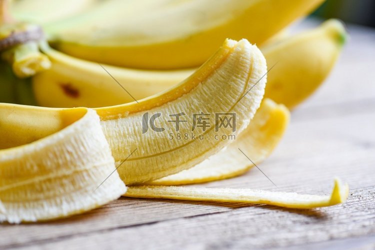 香蕉皮在木背景，关闭成熟的香蕉