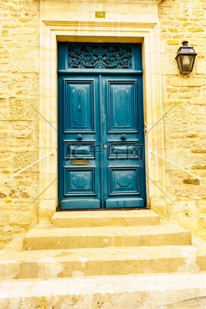 石屋外立面有老木制的深蓝色大门