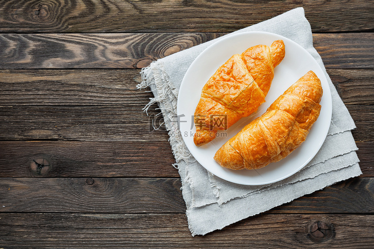 欧式早餐背景-双羊角面包在土布