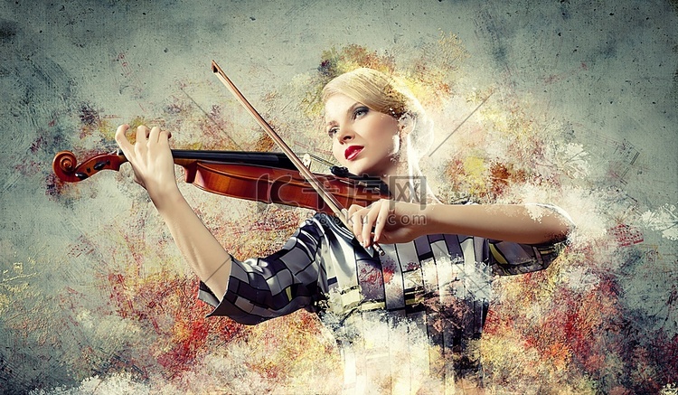 美丽的女小提琴手在五颜六色的背