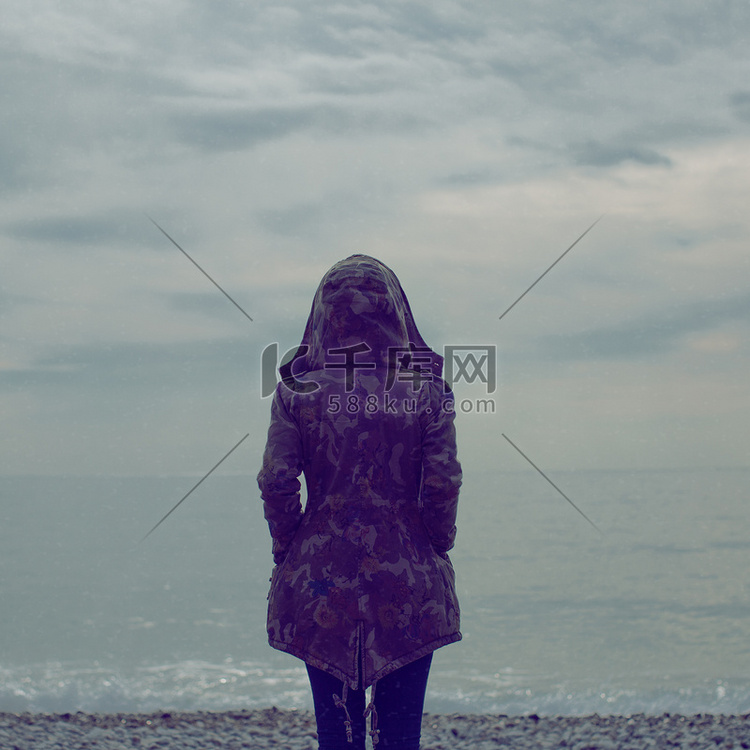 孤单的小女孩在岸上