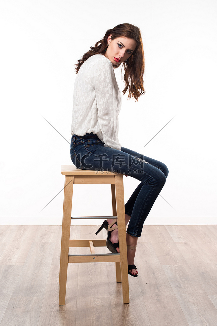 坐在木椅上的美女模特女人