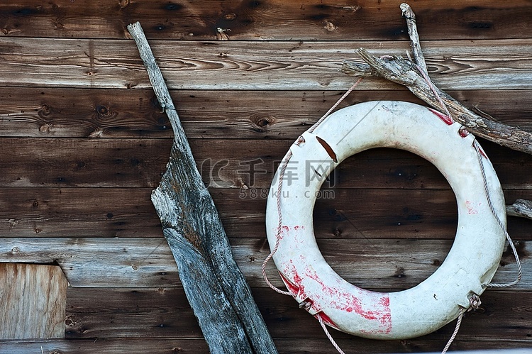 靠在破旧的木质背景上的航海物体