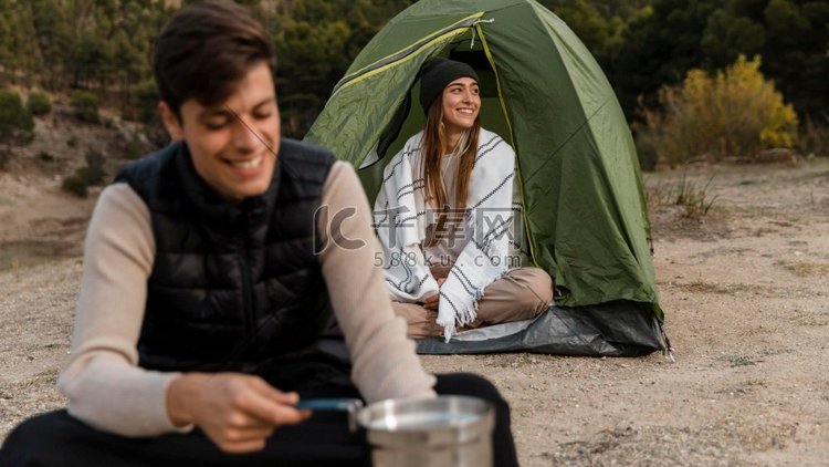 夫妇露营是快乐的户外
