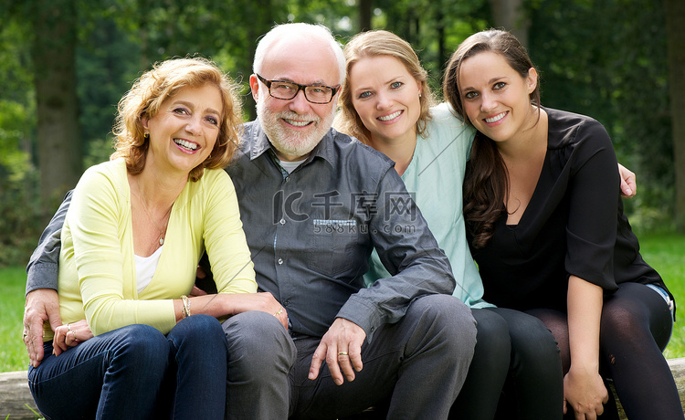 母亲父亲和两个女儿笑户外
