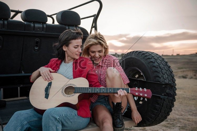 女人在开车旅行时弹着吉他