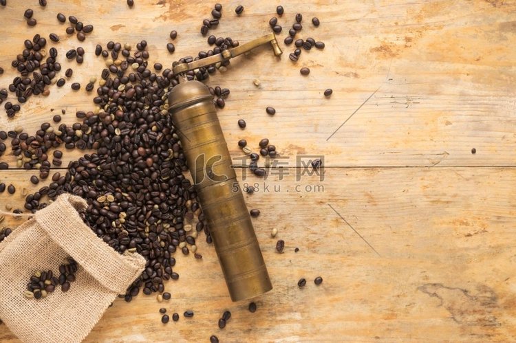 咖啡豆从麻袋桌上掉下来的旧咖啡