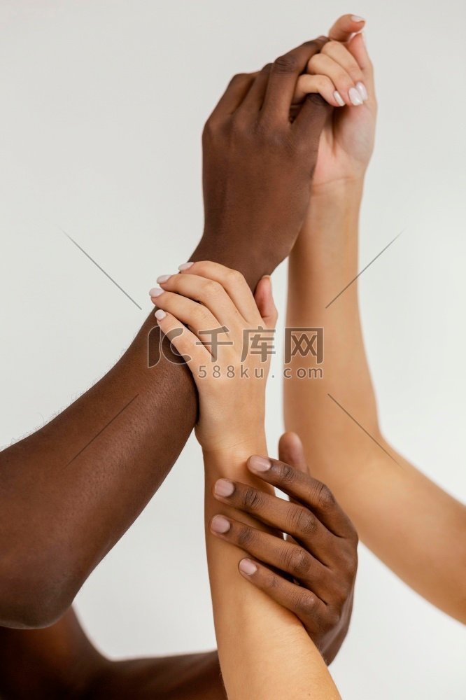 跨种族的手举行彼此关闭