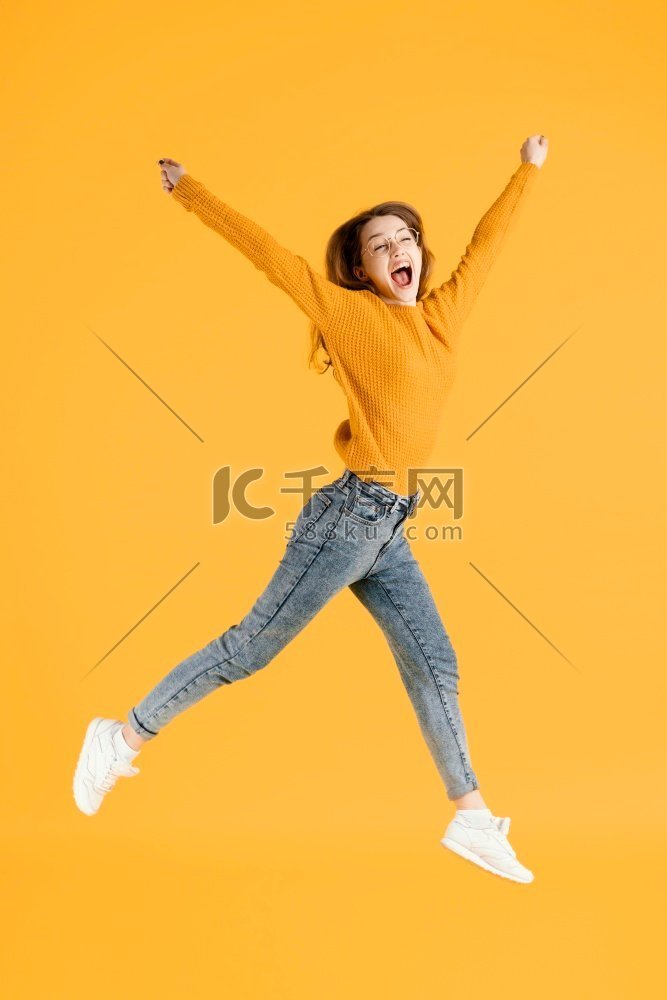 肖像年轻女性跳跃2