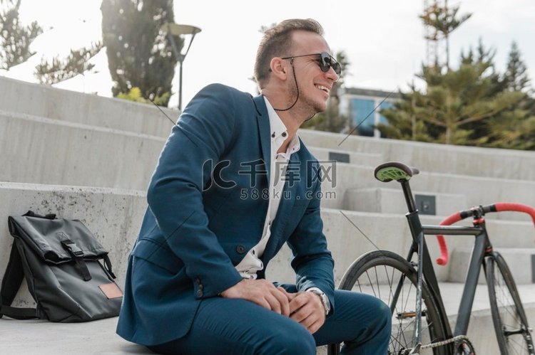 戴太阳镜的男人坐在他的自行车