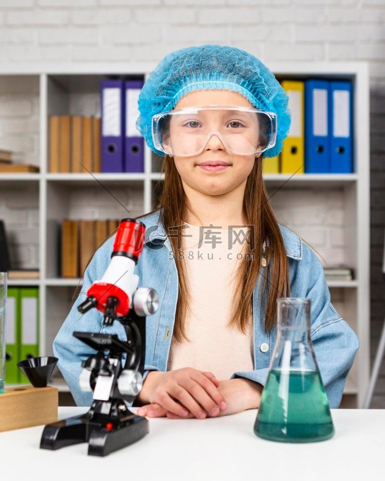 女孩与发网安全眼镜做科学实验