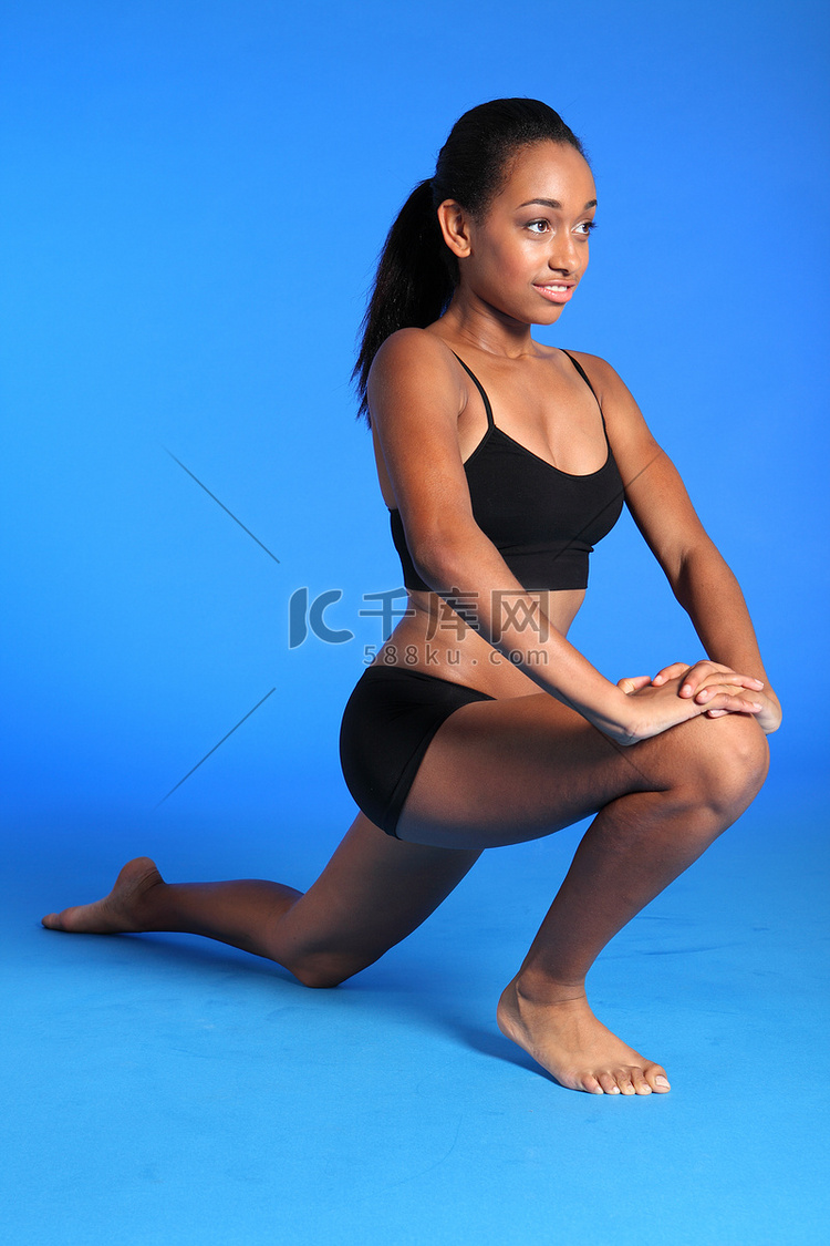 由非洲女人跪着臀部屈肌伸展