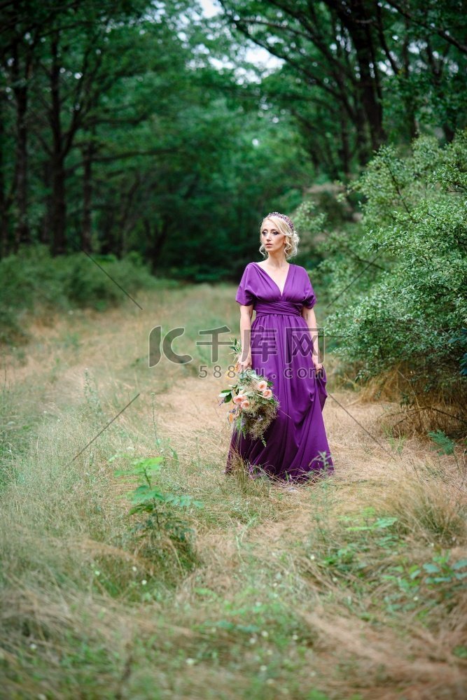 女孩模特金发女郎在一件紫丁香连