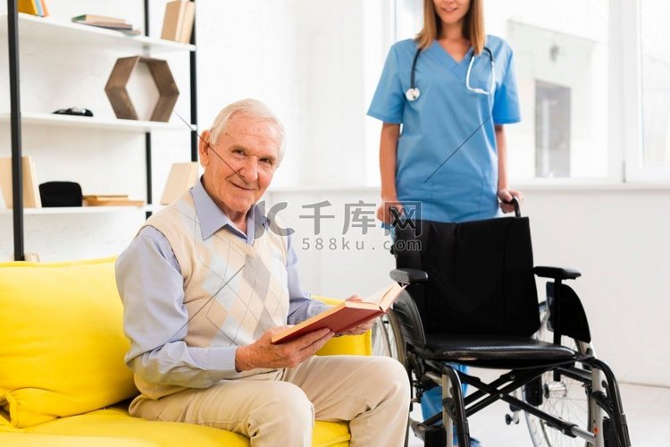 护士带着轮椅老人来了