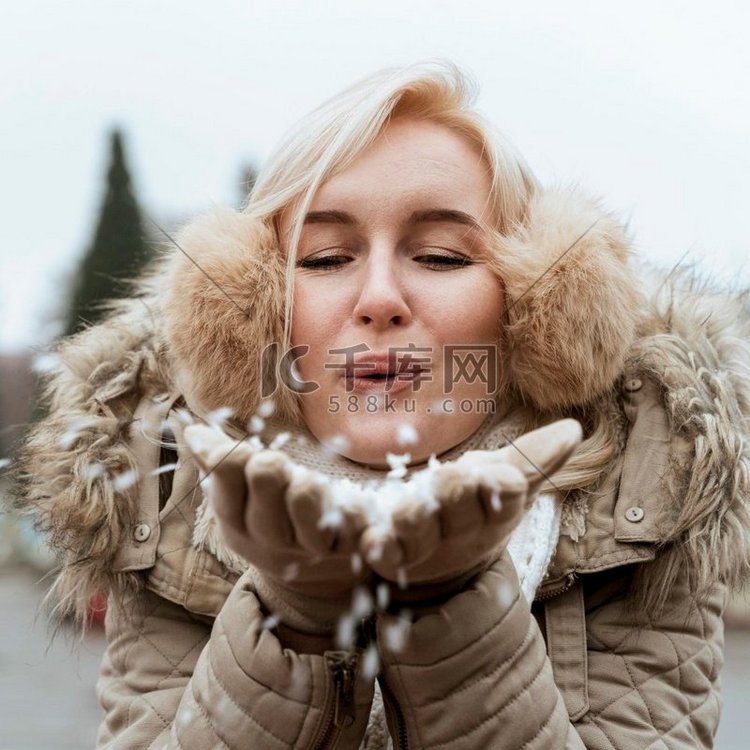 女士冬天吹雪