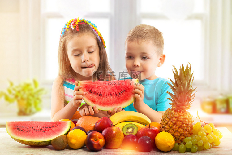 快乐的孩子在厨房里吃水果西瓜