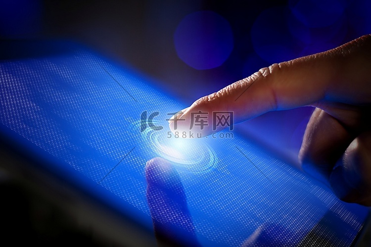 Tablet-PC上手指触摸蓝色屏的特写