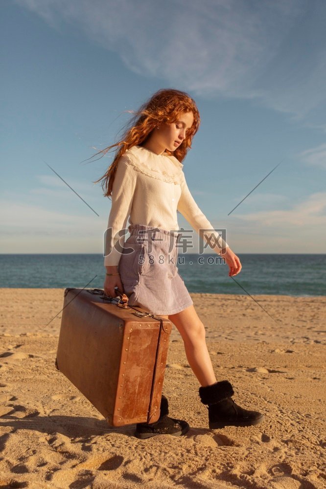 全镜头女孩拿着行李箱海滩