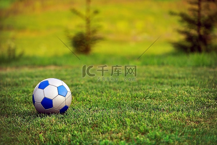 绿草地上的足球。夏日与急性；S
