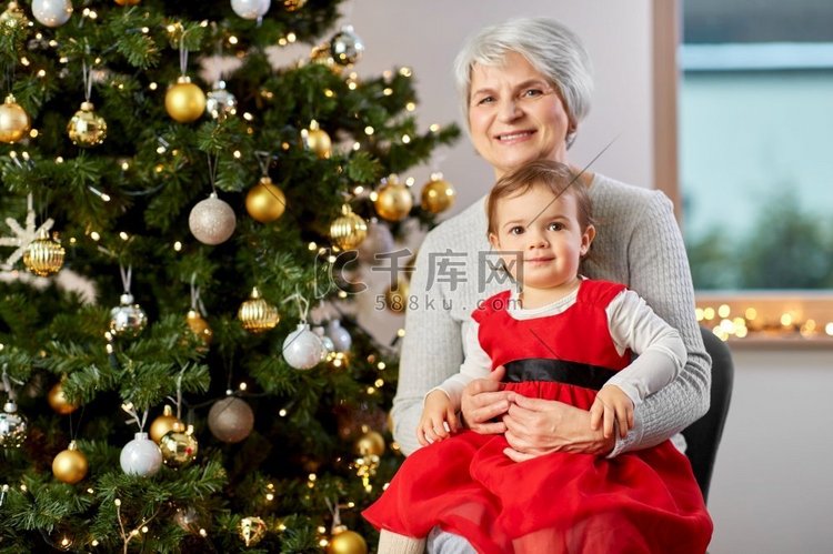 冬季假期和家庭概念—快乐的祖母