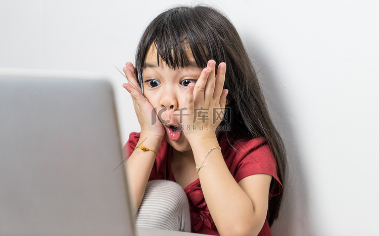 亚洲孩子是在计算机上的东西的超