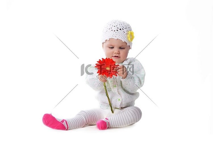 可爱的小女孩在玩红花