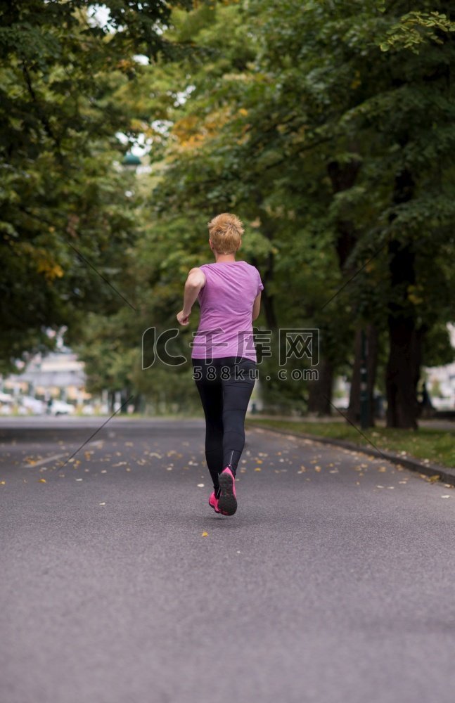 健身肌肉女跑步者训练马拉松跑上