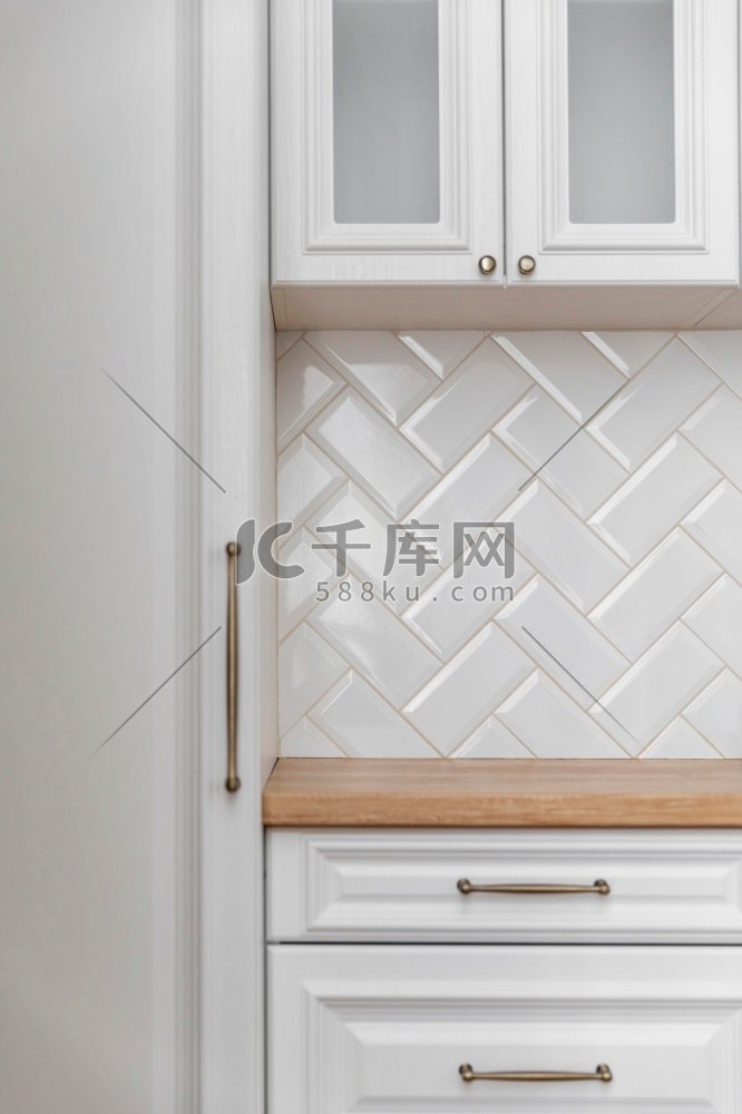 白色的厨房家具高分辨率照片。白