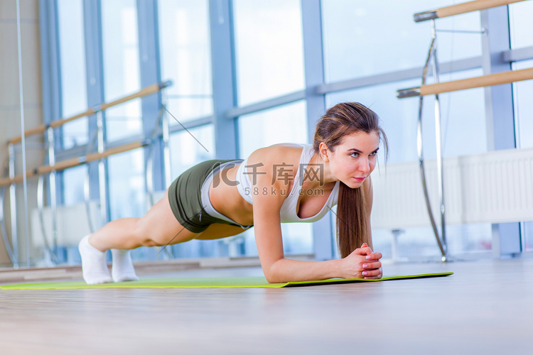 培训健身女人背部脊柱和姿势锻炼