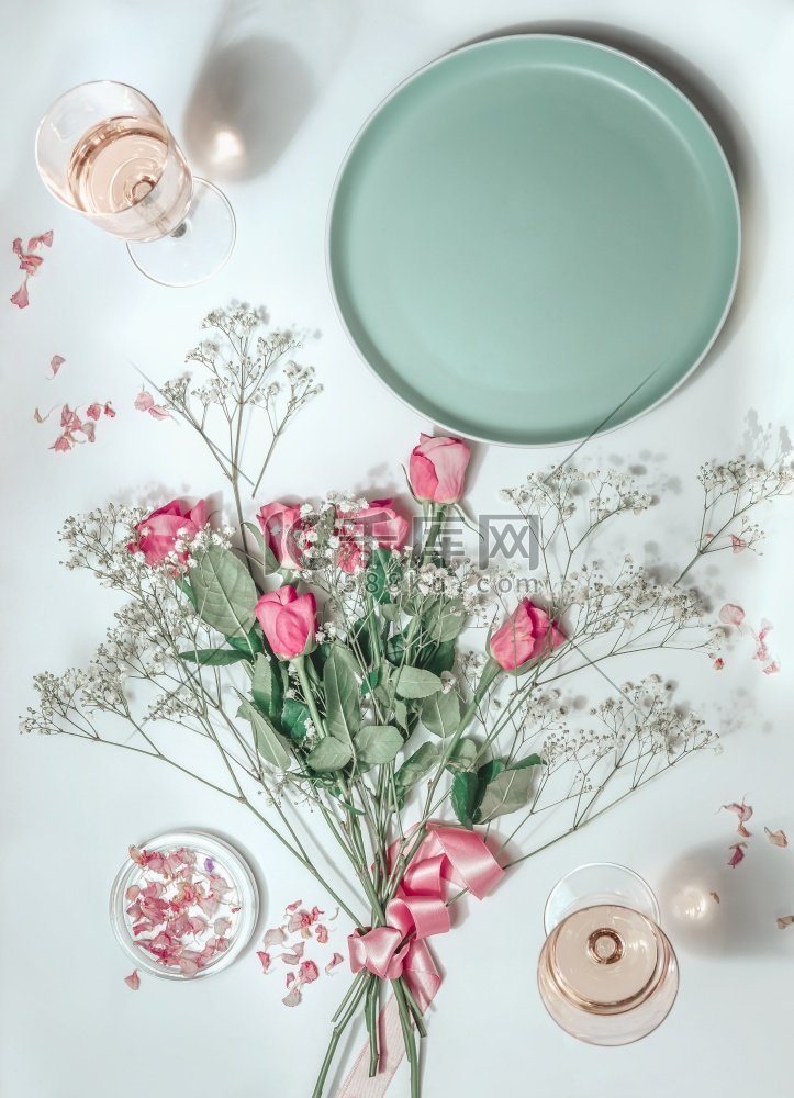 花束与粉红色玫瑰，空盘子和玫瑰