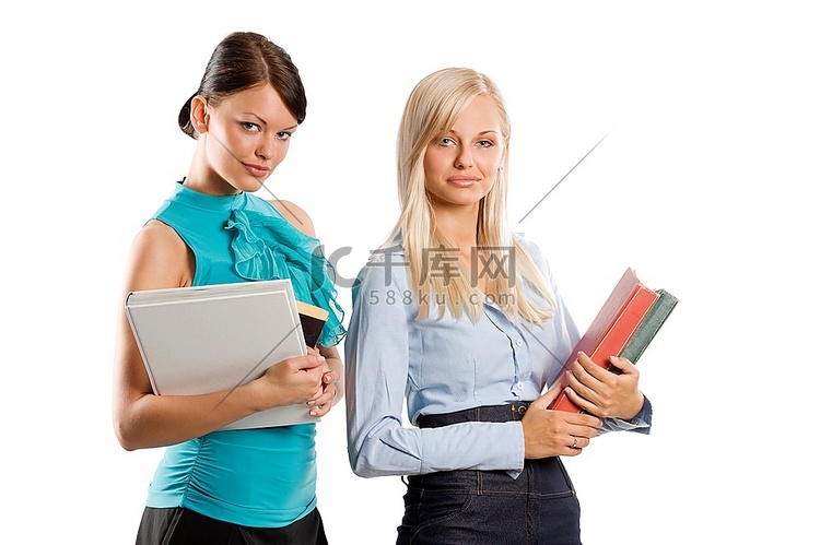 两名女学生穿着漂亮的衣服，背着