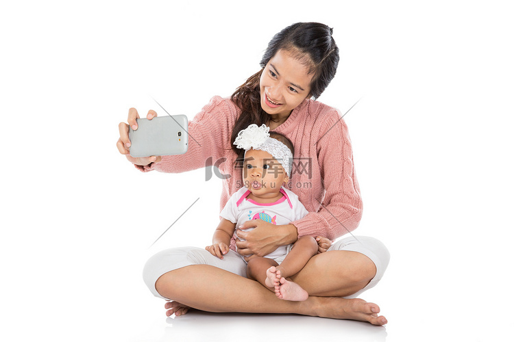 女人与婴儿以自拍照 